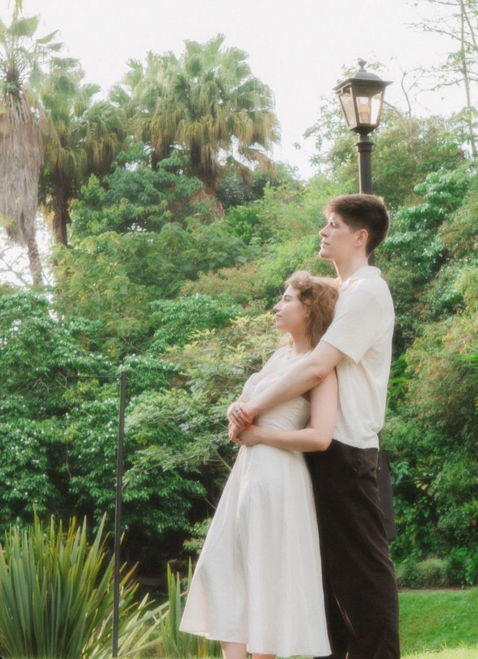 Jonathan y Gina abrazados en un jardín.